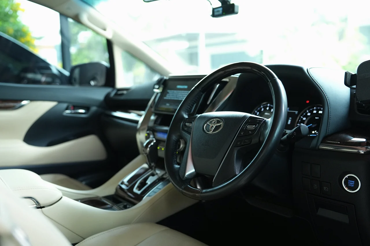 Dashboard dan ruang pengemudi Toyota Alphard Sultan