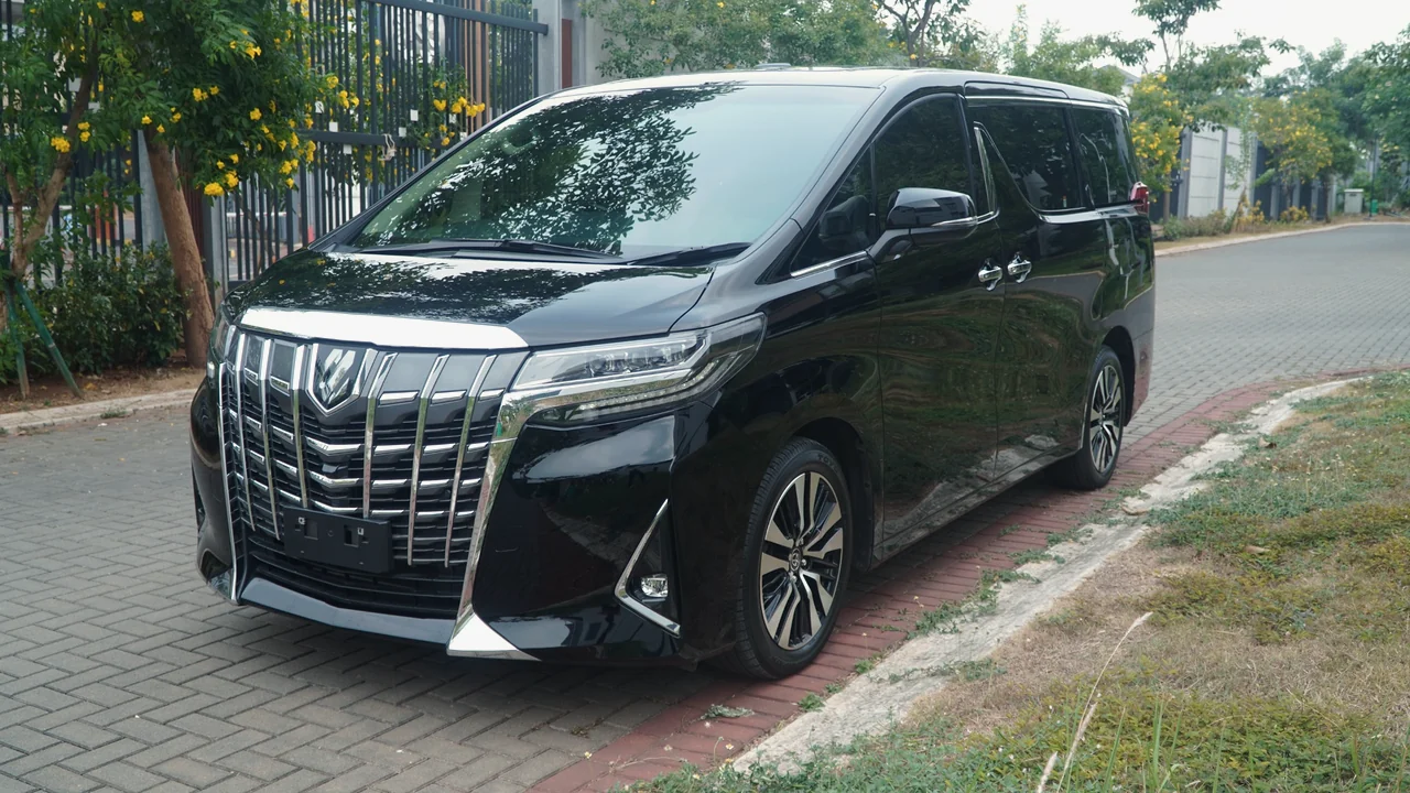 Toyota Alphard hitam Alphard Sultan, siap untuk perjalanan Anda