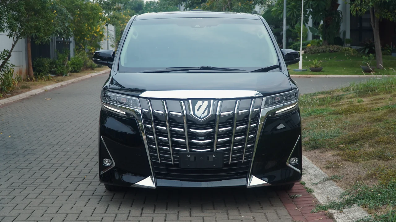 Tampak depan Toyota Alphard hitam Alphard Sultan