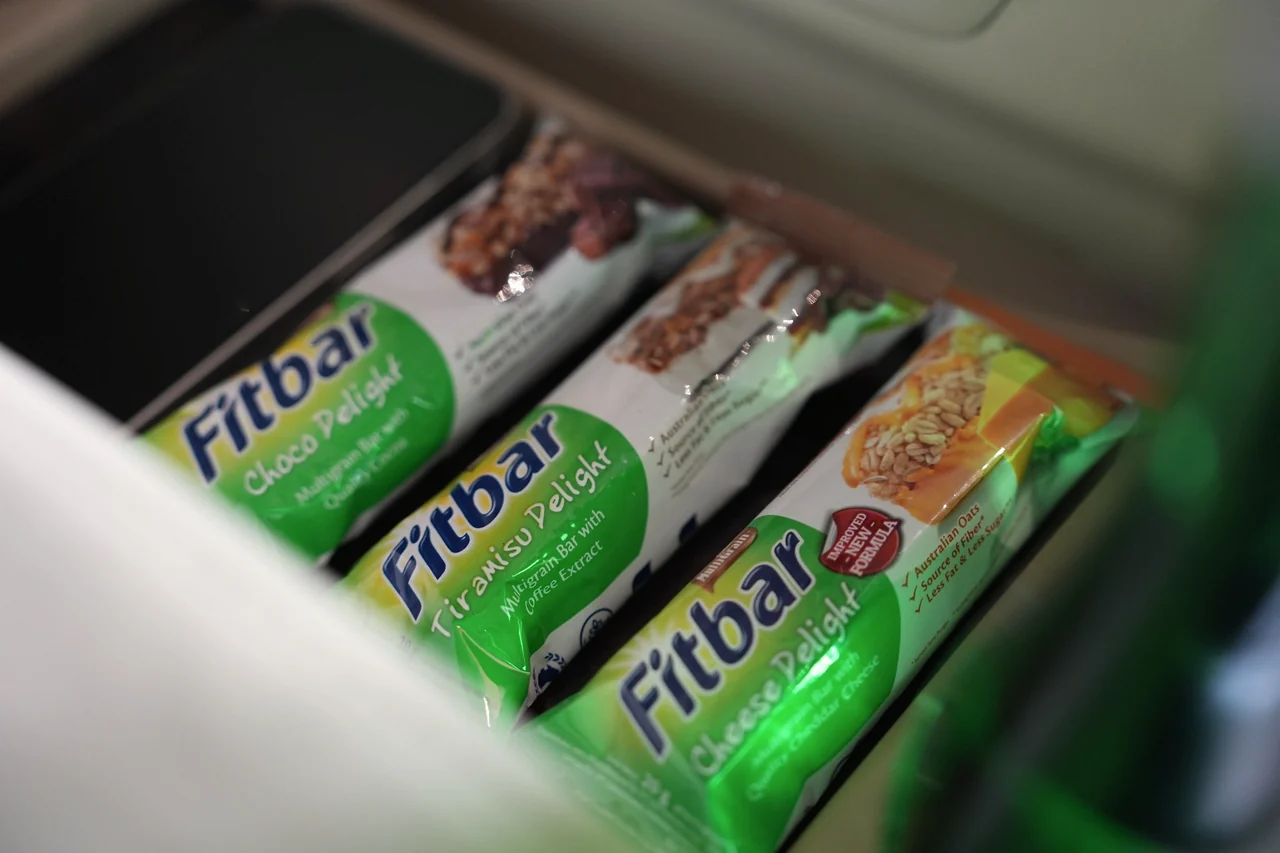 Pilihan snack FitBar di dalam Alphard Sultan