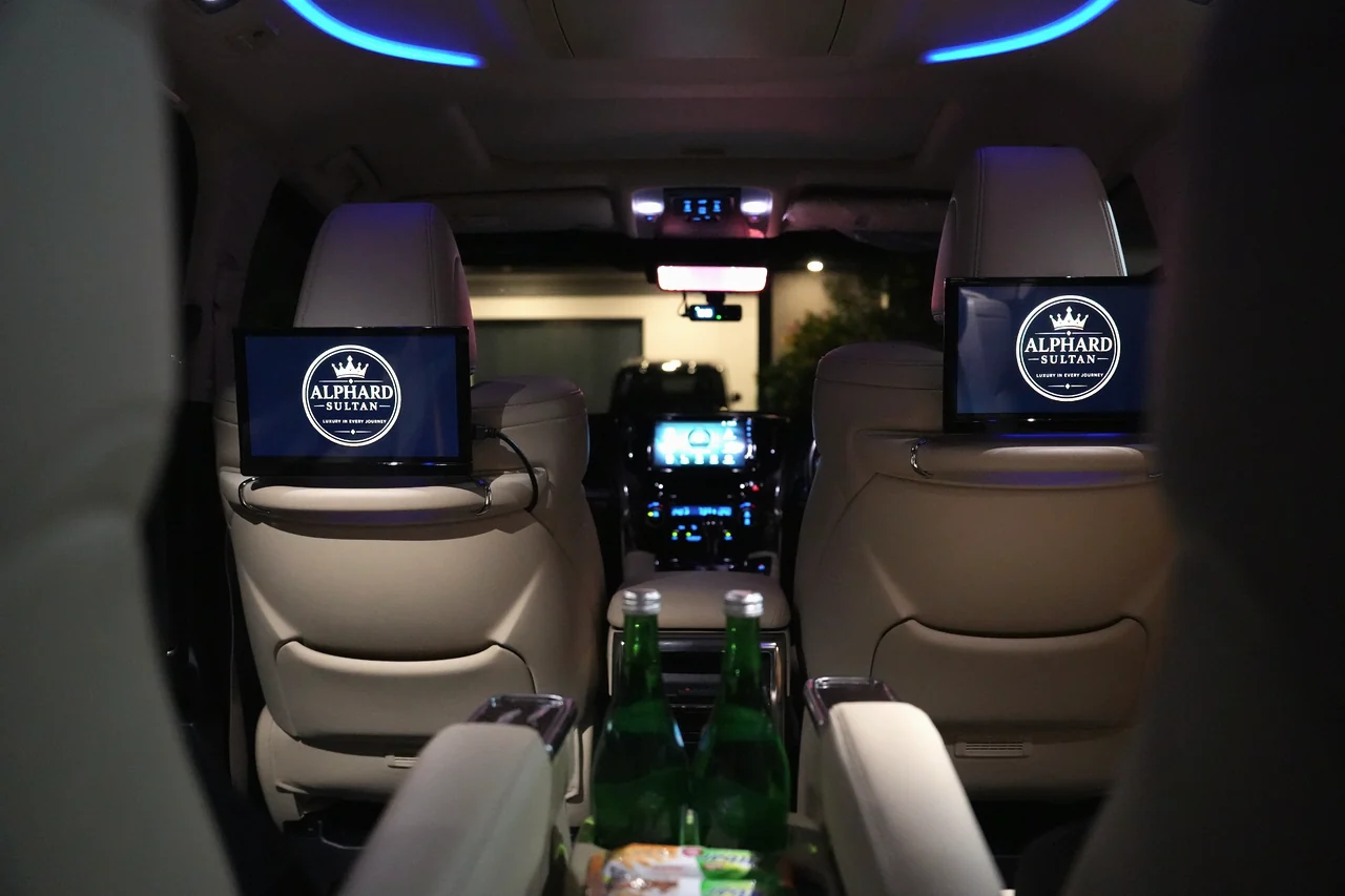 Kabin asli Alphard Sultan dengan pencahayaan malam dan layar hiburan