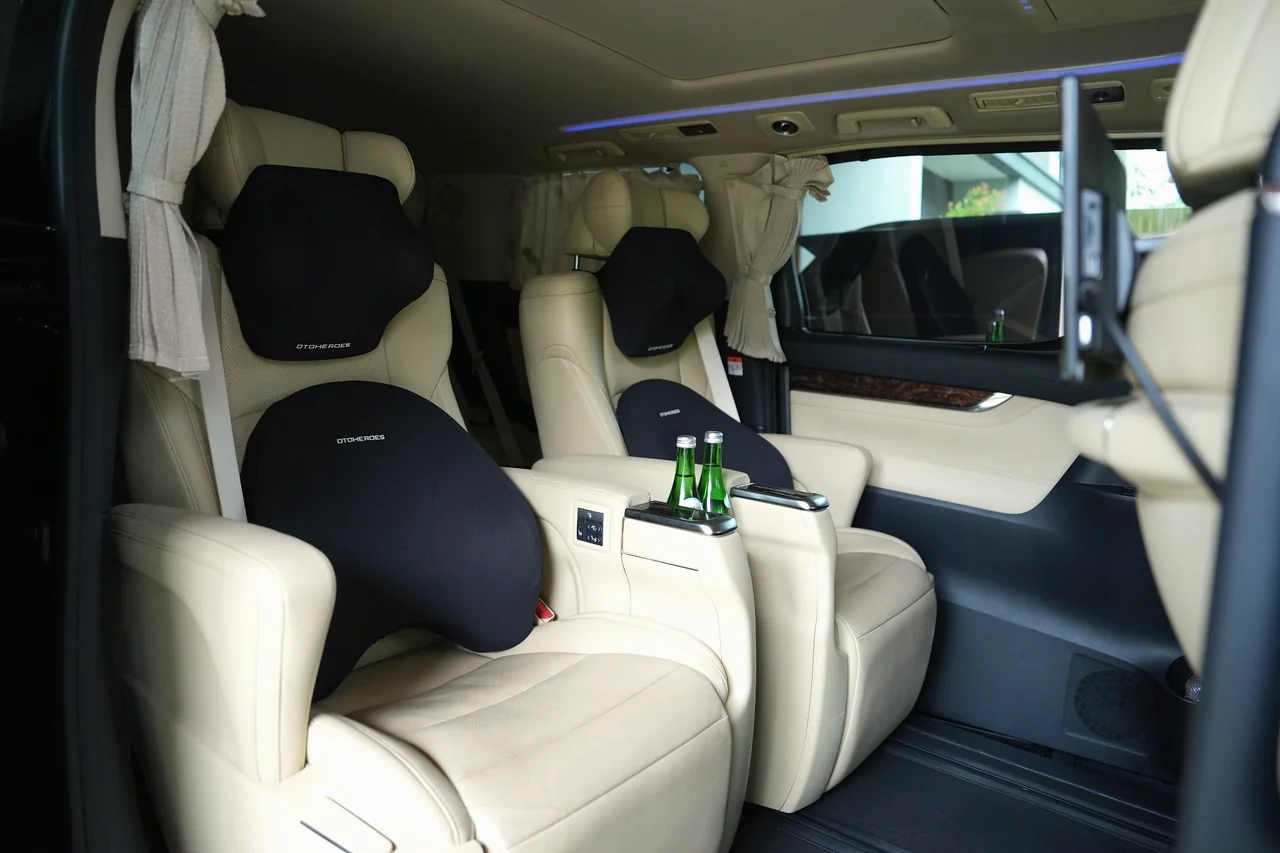 Captain seat dengan bantalan di kabin Alphard Sultan